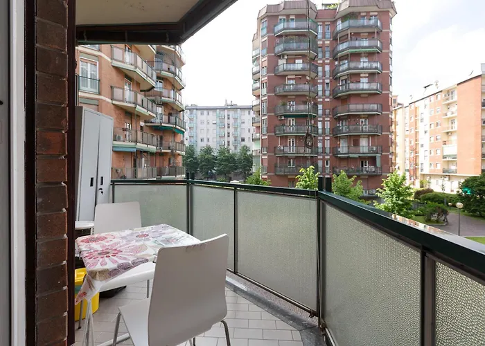 Lorenteggio-Piazza Frattini Balcony Apartment